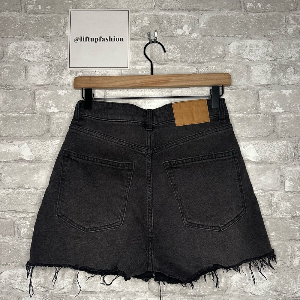 EUC H&M Women’s Black Denim Cut Off Shorts Size 6 / 26in Waist (No Size Tag) - Picture 6 of 16